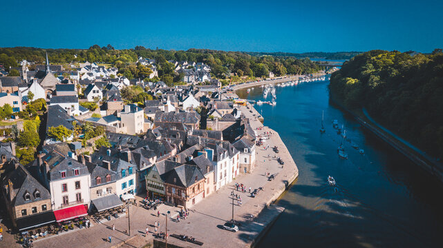 Une petit village au bord de la mer - Le port de saint goustan &agrave; auray en bretagne.