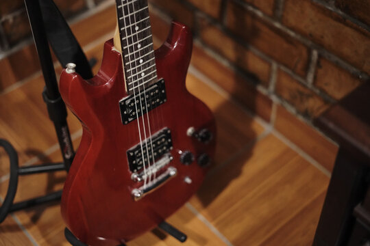 Guitarra el&eacute;ctrica roja, Red electric guitar. 