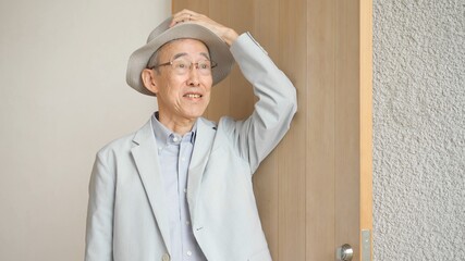 玄関から外出する高齢者