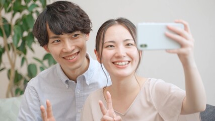 自撮りをするカップル