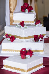 wedding cake with  red roses
