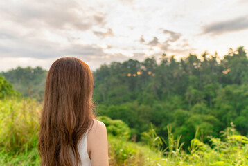 バリ島ウブドで朝焼けの風景を眺める女性