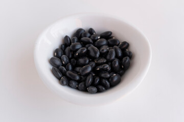 plato de frijol negro crudo