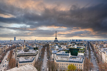 Fototapeta na wymiar パリ　凱旋門から眺めるエッフェル塔　冬景