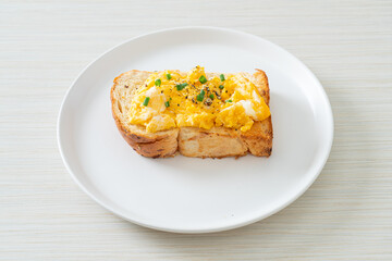 bread toast with scramble egg
