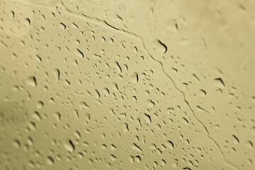 Gotas de lluvia sobre ventana tras un día dorado de lluvia.  Gotas de agua.