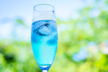 冷たい飲み物/暑い夏の涼しげな氷とグラスの水滴/ワイングラス