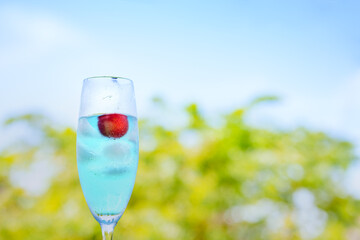 さくらんぼの入った冷たい飲み物/暑い夏の涼しげな氷とグラスの水滴/ワイングラス