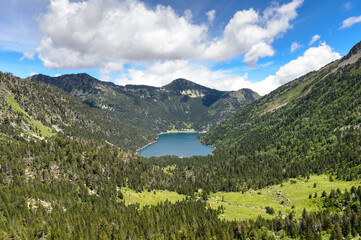 Fototapeta na wymiar Paysages pyrénéens du Neouvielle avec des lacs des montagnes et des forets