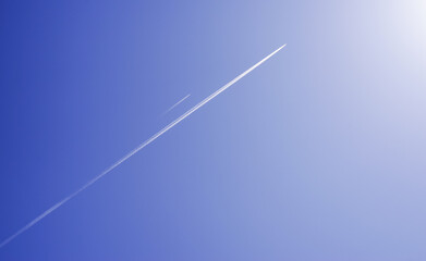 青空と飛行機雲