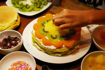 手作りのフルーツたくさんのパンケーキ