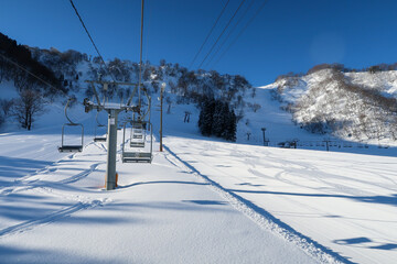 晴天の日本のスキーリゾート