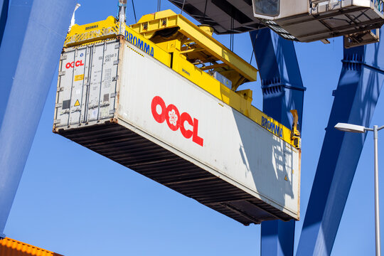 Ein Container von OOCL Orient Overseas Container Line wird im Hafen von Mannheim (Deutschland) verladen
