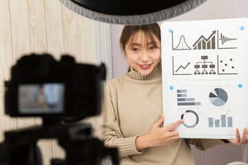 一眼レフカメラで動画を撮影する女性