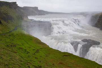 Der Gullfoss ist ein Wasserfall des Flusses Hvítá in Haukadalur im Süden Islands. Das Wasser des Hvítá-Flusses entspringt vom Gletscher Langjökull