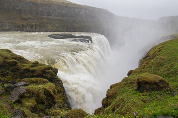 Der Gullfoss ist ein Wasserfall des Flusses Hvítá in Haukadalur im Süden Islands. Das Wasser des Hvítá-Flusses entspringt vom Gletscher Langjökull