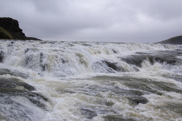 Der Gullfoss ist ein Wasserfall des Flusses Hvítá in Haukadalur im Süden Islands. Das Wasser des Hvítá-Flusses entspringt vom Gletscher Langjökull