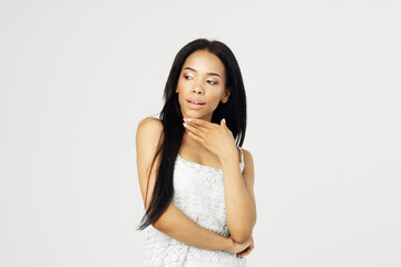 Obraz premium woman of african appearance in white t-shirt holds face cosmetics charm fashion
