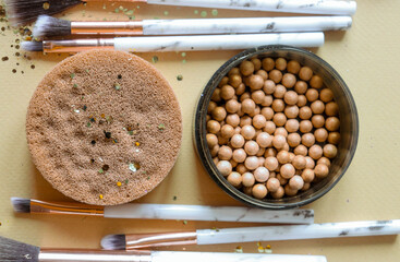 Face powder pearls and sponge