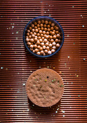 Face powder pearls and sponge