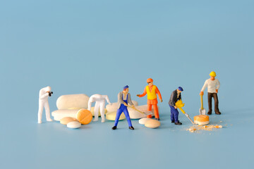 Miniature people : Workers are exploring drugs.
