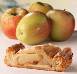 Apfelstrudel mit Äpfeln