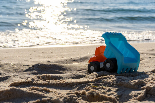 Camion jouet : travaux sur la plage