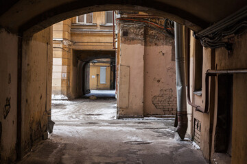 Fototapeta na wymiar Arch inside courtyard of typical St Petersburg vintage apartment house