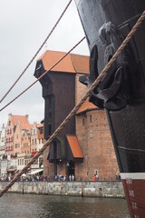 pomnik architektury "Żuraw" w Gdańsku na tle kotwicy ze statkiem, Polska