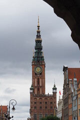 Wieża z zegarem na Rynku w starym mieście w Gdańsku, Polska