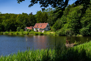 Fototapeta na wymiar Horn-Bad Meinberg Unterer Teich Externsteine See Fachwerkhaus Teutoburger Wald Ostwestfalen-Lippe OWL Sommer Idyll Sehenswürdigkeit Touristen Attraktion Landschaft Natur Kraftort Panorma Wiembecke