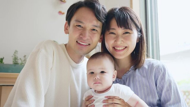 笑顔の赤ちゃんと両親　ファミリーイメージ　スローモーション