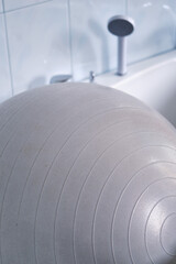 Fitball and bath to help women during childbirth in the maternity hospital