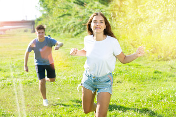 Obraz premium A couple of young people is running on the grass