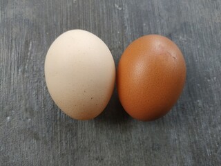 two eggs, brown and white, the difference concept