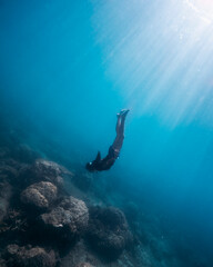 Freediver diving to the bottom