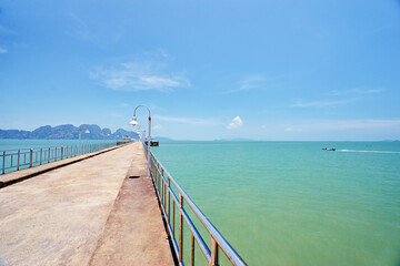 Obraz premium Beautiful lanscape with pier on the sea shore.