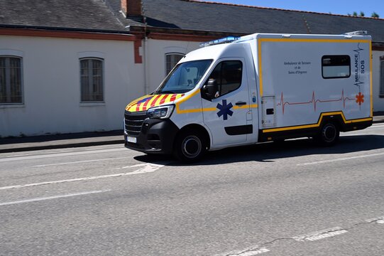 Ambulance dans une rue de Vannes en France