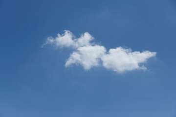 青空を背景にポカリと浮かぶ白い雲