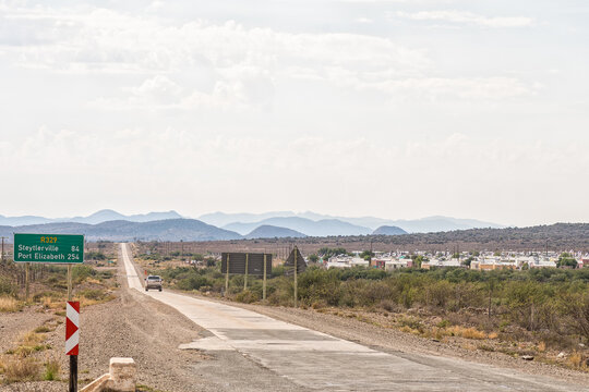 Start of single lane concrete road between Willowmore and Steytlerville