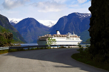 Kreuzfahrt in die Fjorde von Norwegen bei Flam - Landscape cruising with classic luxury cruiseship...
