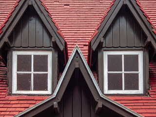 casa de color con ventanas