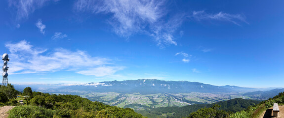 （パノラマ） 7月半ば（夏）、陣馬形山から中央アルプス方面を望む（鉄塔からベンチまで） 長野県上伊那郡中川村