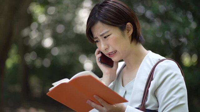 通話しながら謝る女性社員