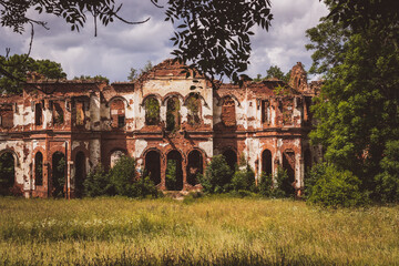 Obraz premium abandoned mansion, summer, russia, leningrad region, gostilitsy village