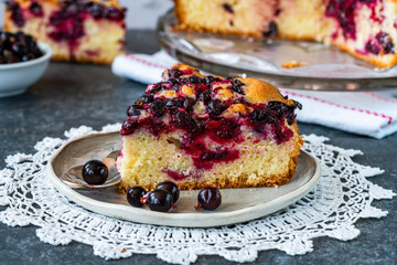 Black currant cake