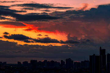 Fototapeta premium The high angle background of the city view with the secret light of the evening, blurring of night lights, showing the distribution of condominiums, dense homes in the capital community