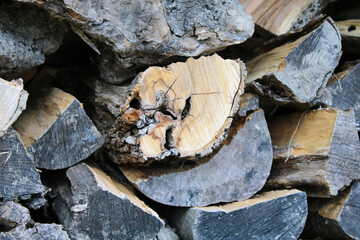 Legno tagliato accatastato