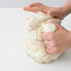 Mani che fanno la pasta