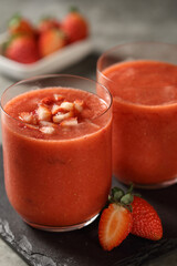 Copos com suco de morango batido com gelo